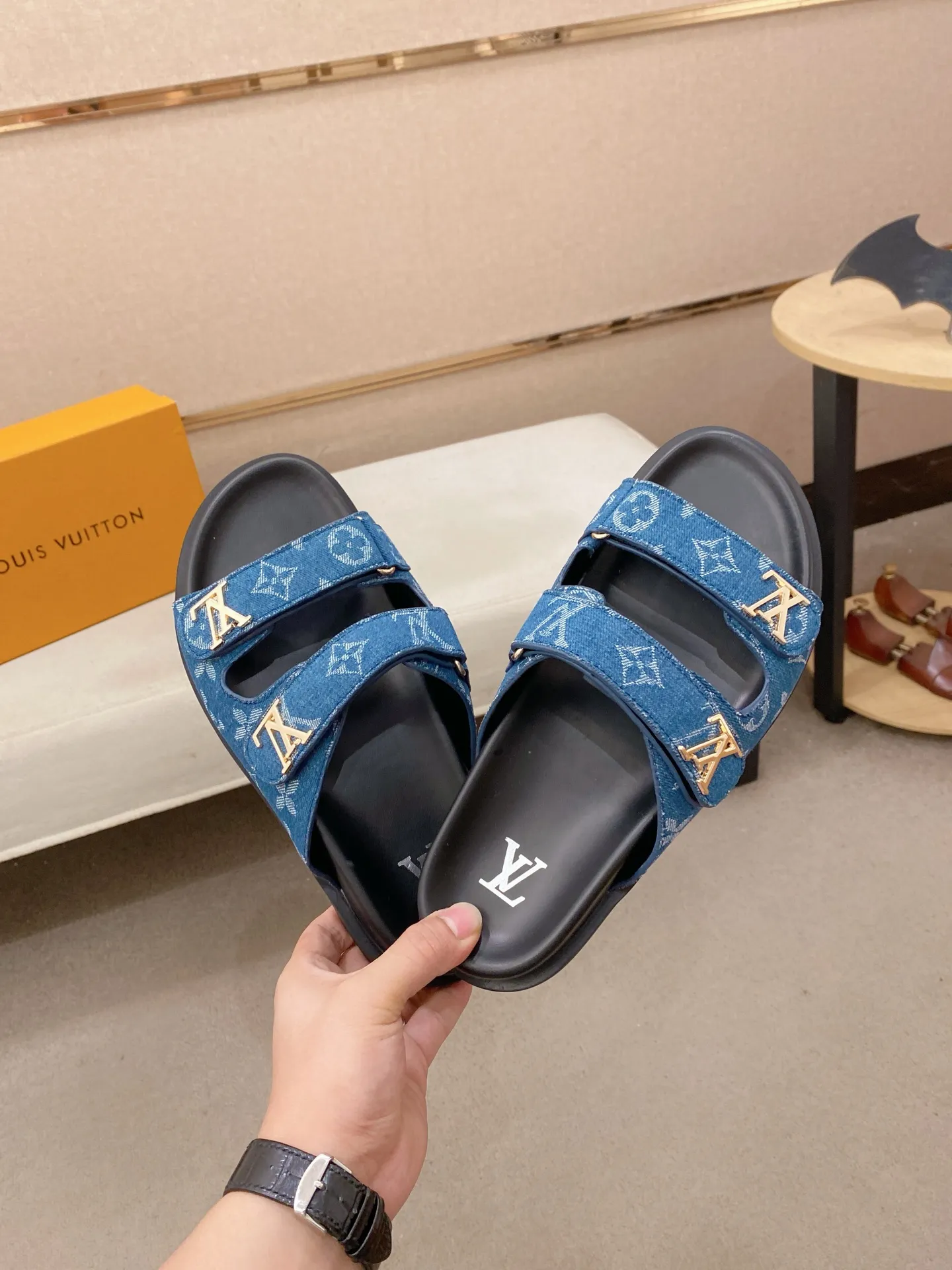 Men's shoes💰: 320💰Made by LV🔍Top purchasing agent, men's spring and summer slippers are available at the same counter. The uppers are made of cowhide imported from Italy, with logo graphics and high-quality craftsmanship. Soles: original soles specially provided by the original factory. Exclusive molded soles are super comfortable. Original goods with single order, 🔍🔍high quality, you can enter and exit the counter at will. Welcome to compare, code number 38-44. Can be customized45